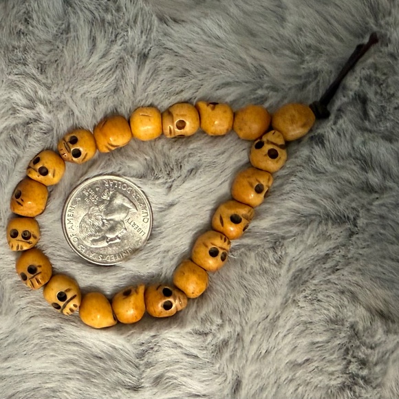 Skull bracelet, unknown material, handmade, stretch - Picture 3 of 3